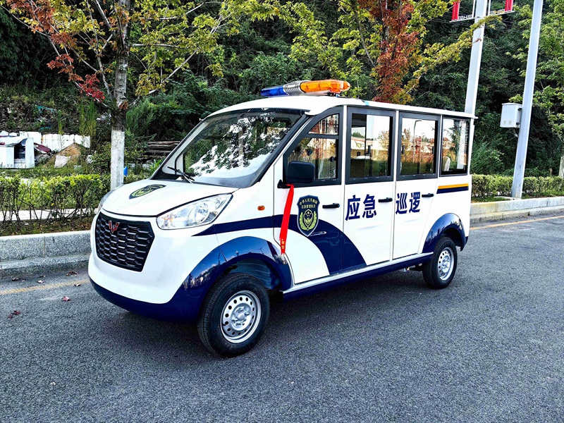 五菱WLQM款8座燃油巡逻车--封闭