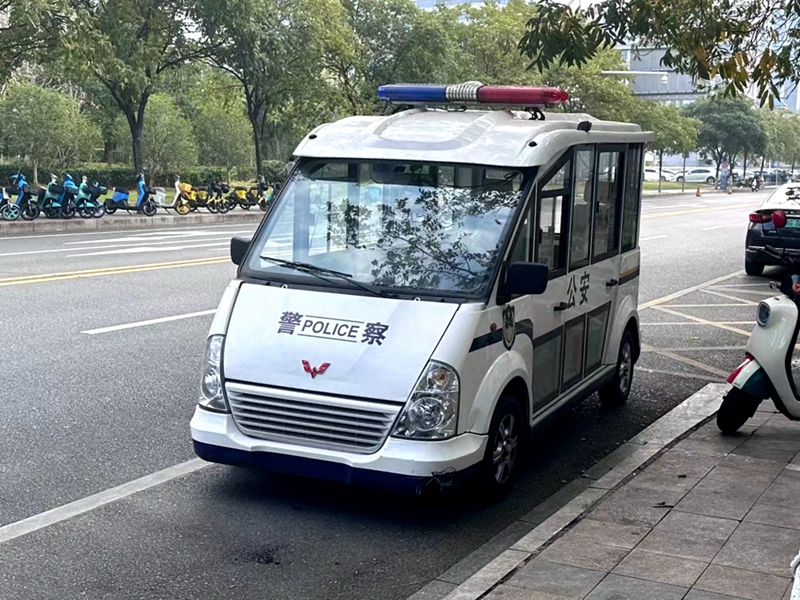 五菱威威款7座电动巡逻车--封闭